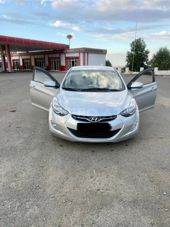 Hyundai Avante — foto 1/4