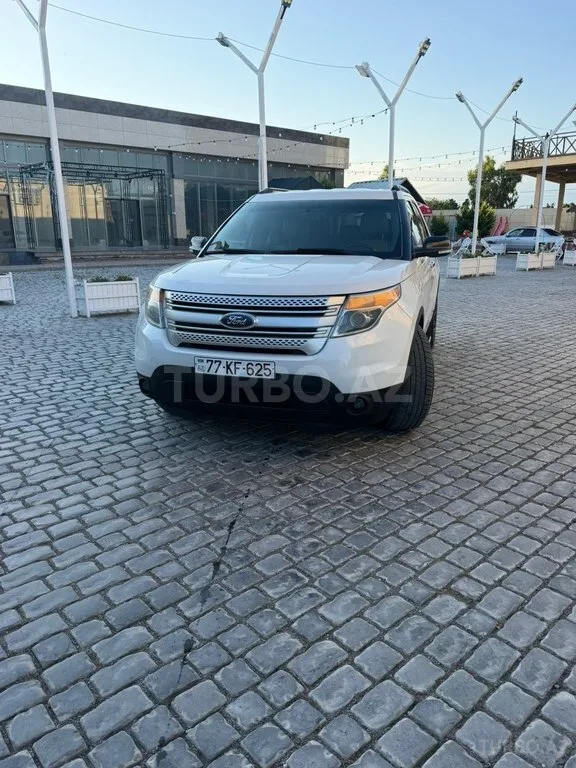 Ford Explorer — foto 3/4