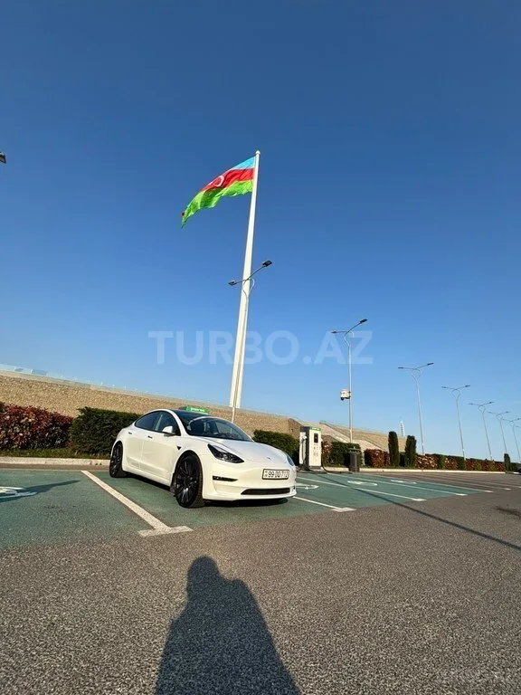 Tesla Model 3 — foto 1/4