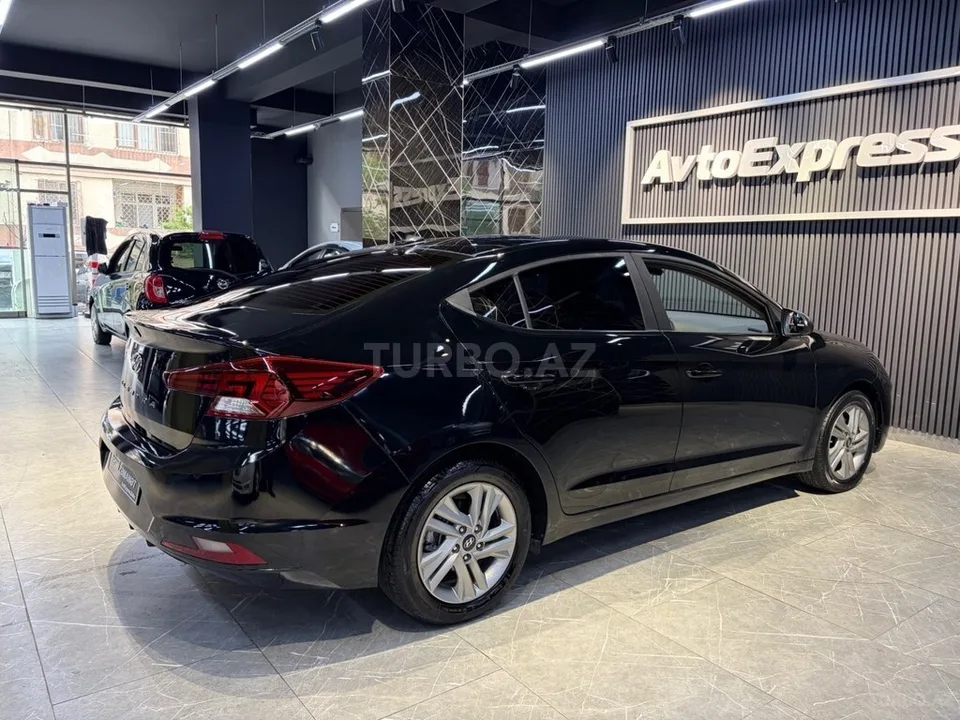 Hyundai Elantra — фото 2/4