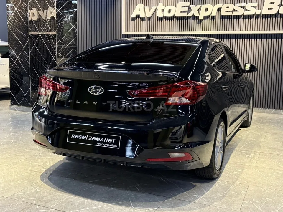 Hyundai Elantra — фото 4/4