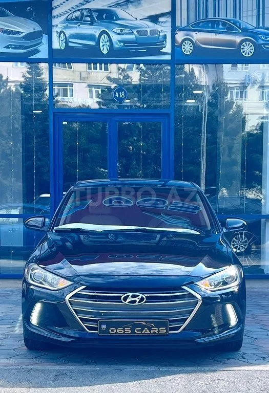 Hyundai Elantra — foto 1/4