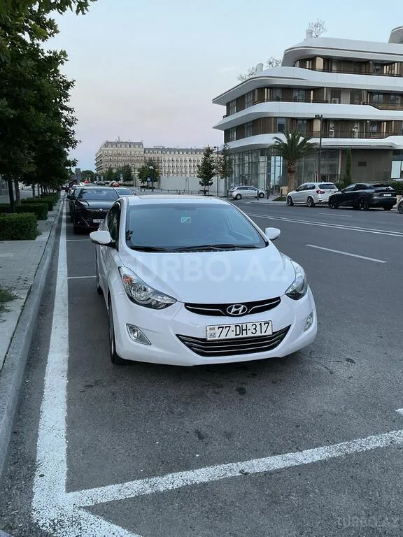 Hyundai Elantra — foto 1/4