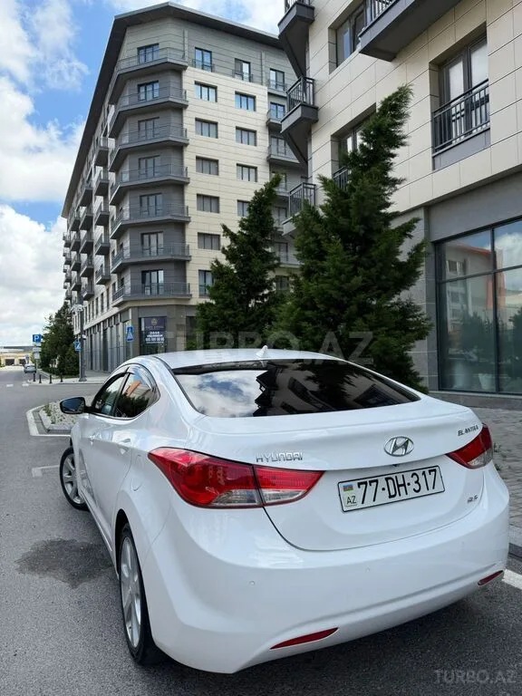 Hyundai Elantra — foto 2/4
