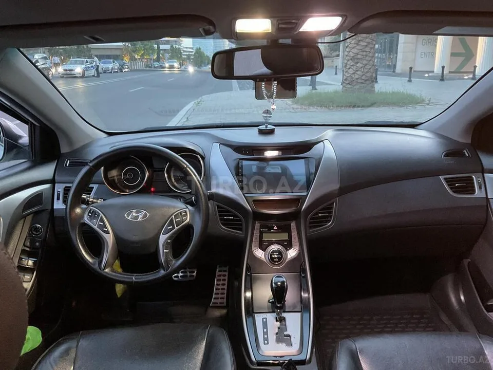 Hyundai Elantra — foto 3/4