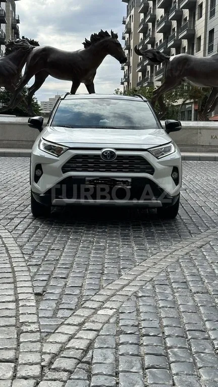 Toyota RAV4 — foto 1/4