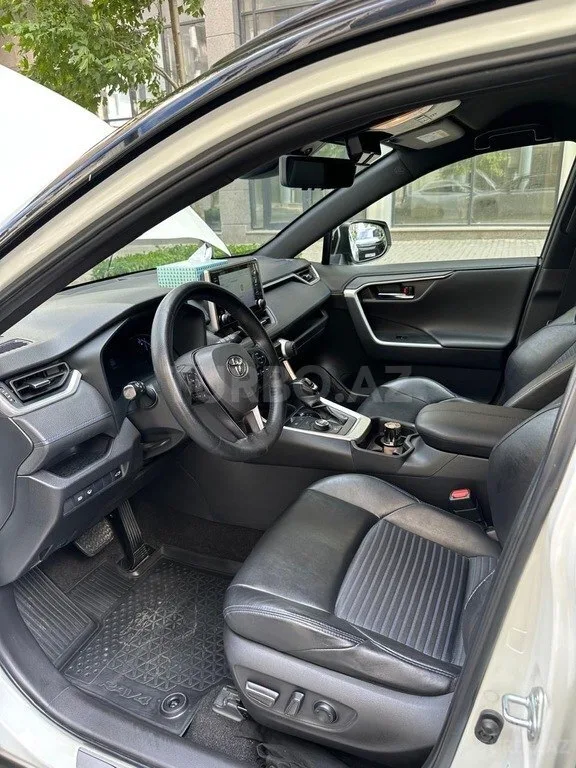 Toyota RAV4 — foto 4/4