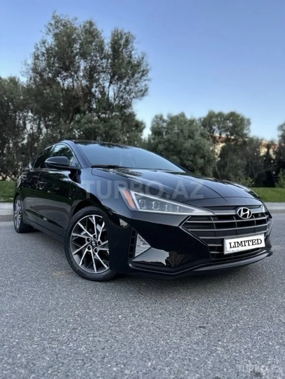 Hyundai Elantra — фото 1/4