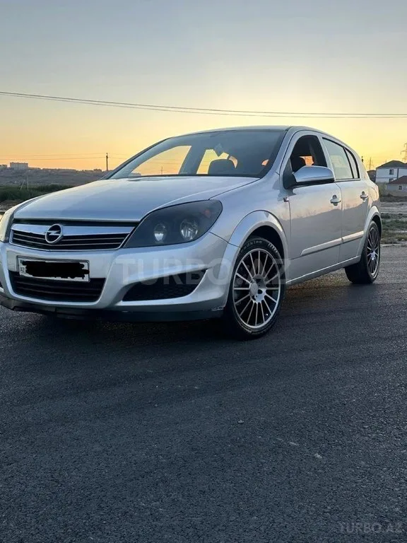 Opel Astra — фото 1/4