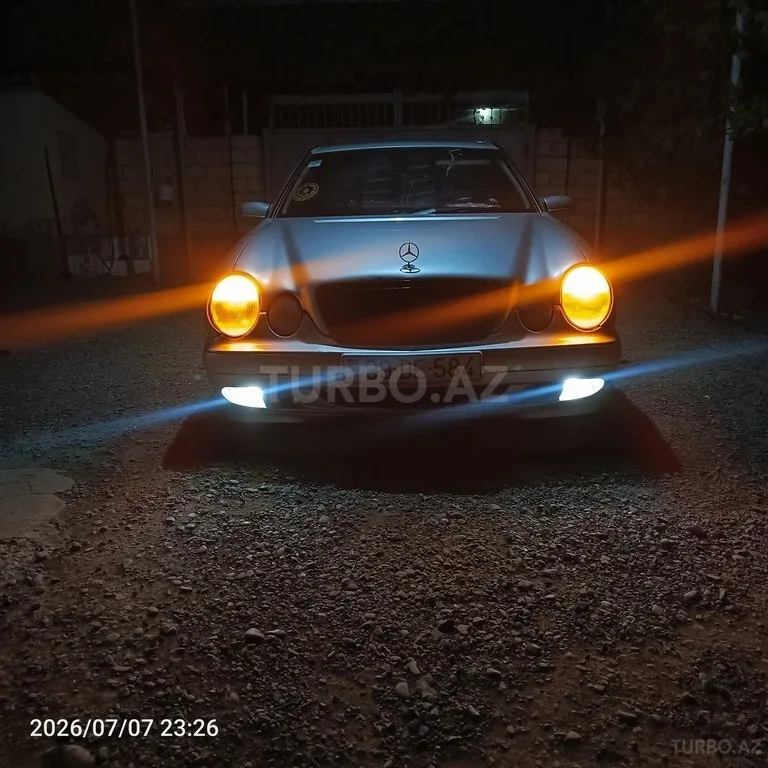 Mercedes E 220 — foto 1/4