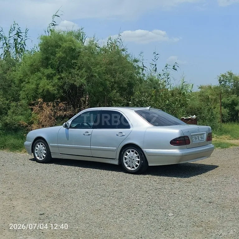 Mercedes E 220 — foto 2/4