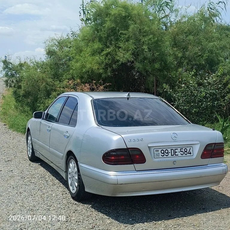 Mercedes E 220 — foto 3/4