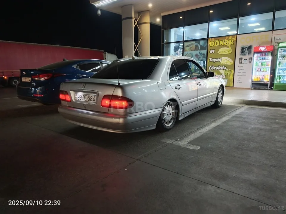 Mercedes E 220 — foto 4/4
