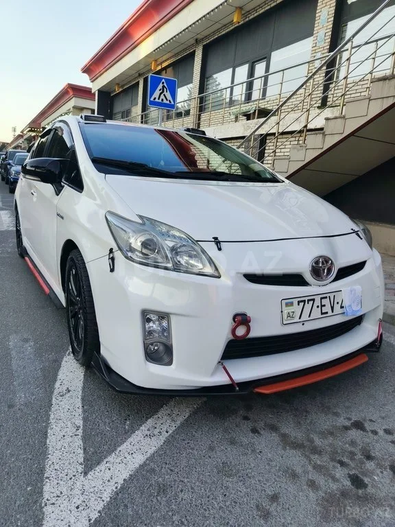 Toyota Prius — фото 3/4