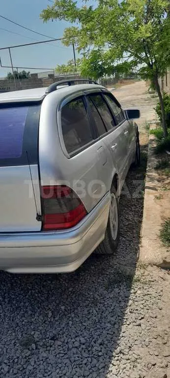 Mercedes C 200 — foto 3/4
