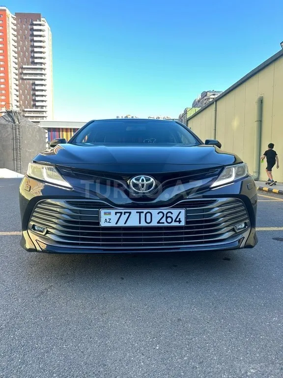 Toyota Camry — фото 1/4