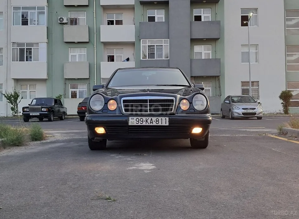 Mercedes E 230 — foto 1/4