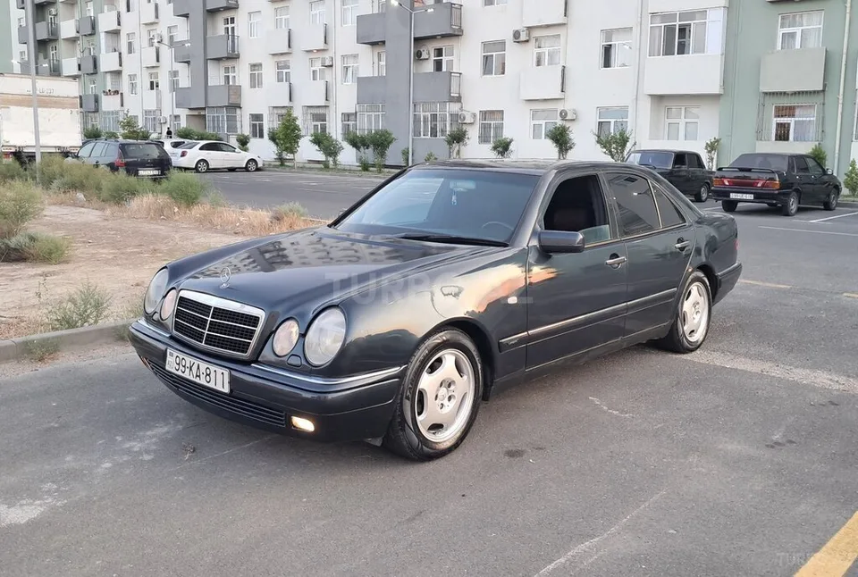 Mercedes E 230 — foto 3/4