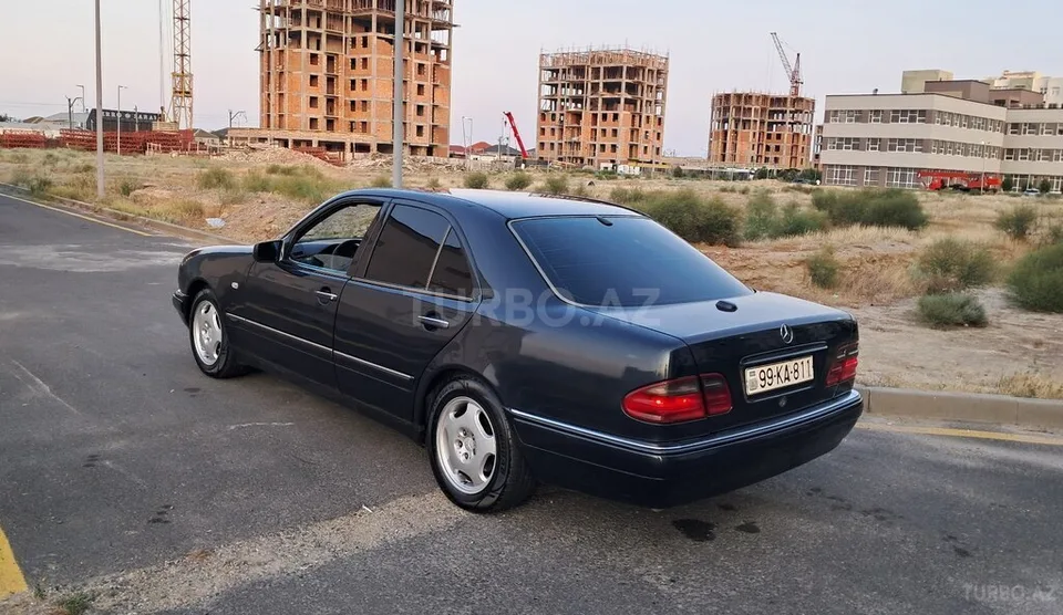 Mercedes E 230 — foto 4/4