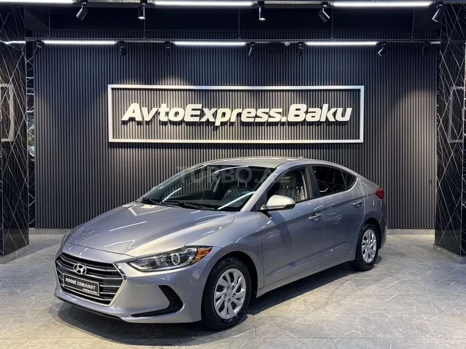 Hyundai Elantra — фото 1/4