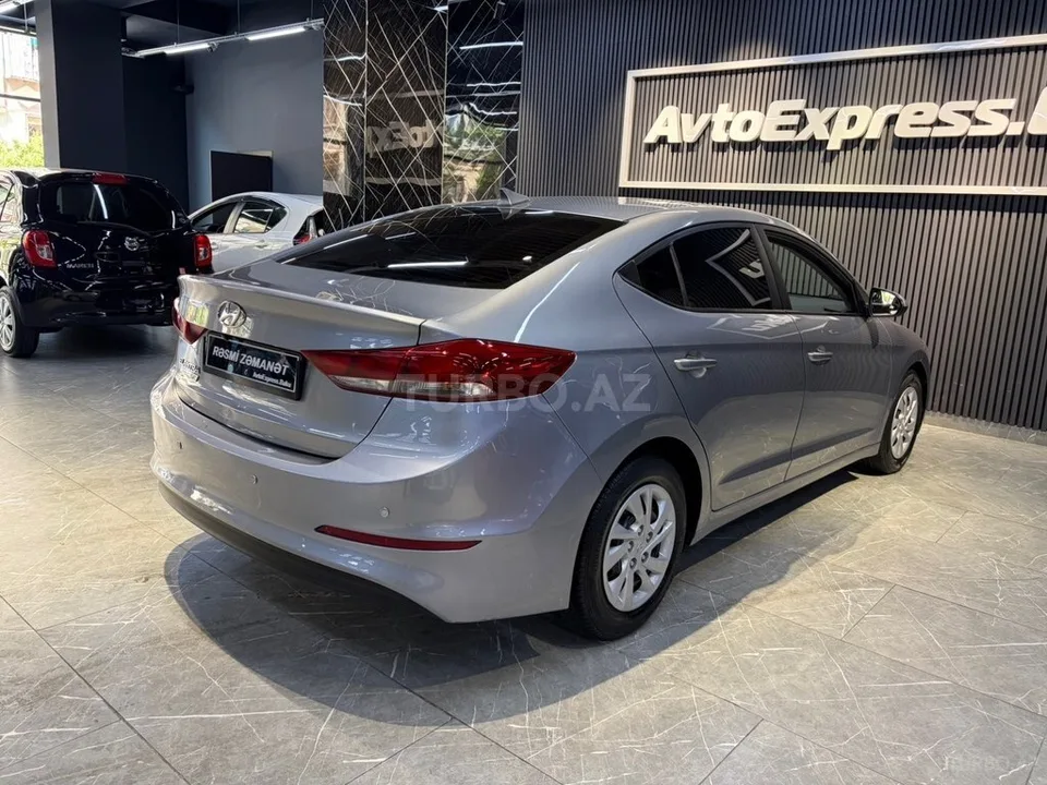 Hyundai Elantra — фото 2/4
