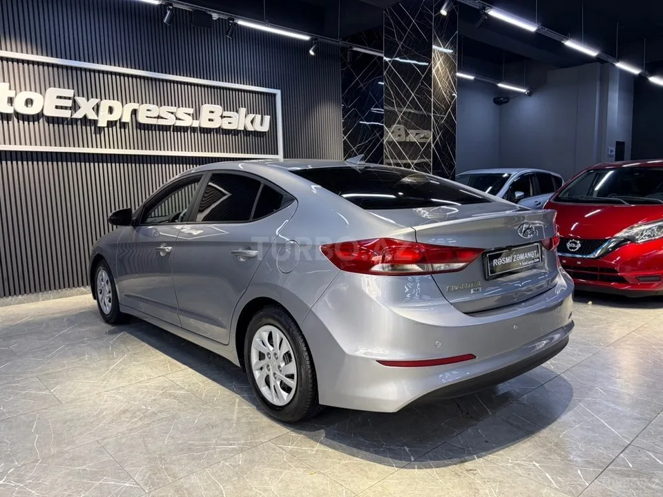 Hyundai Elantra — фото 3/4