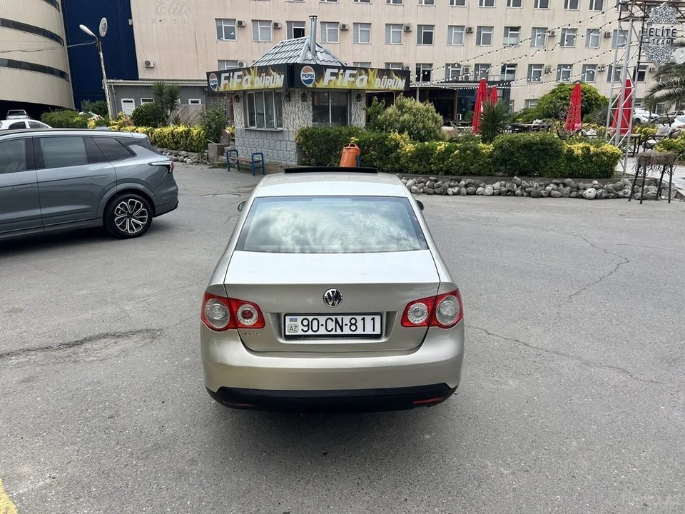 Volkswagen Jetta — foto 3/4