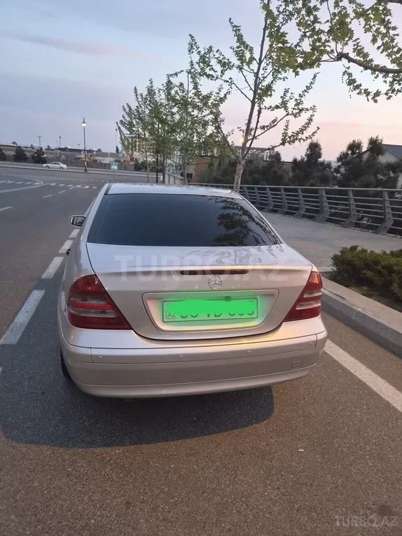 Mercedes C 200 — foto 3/4