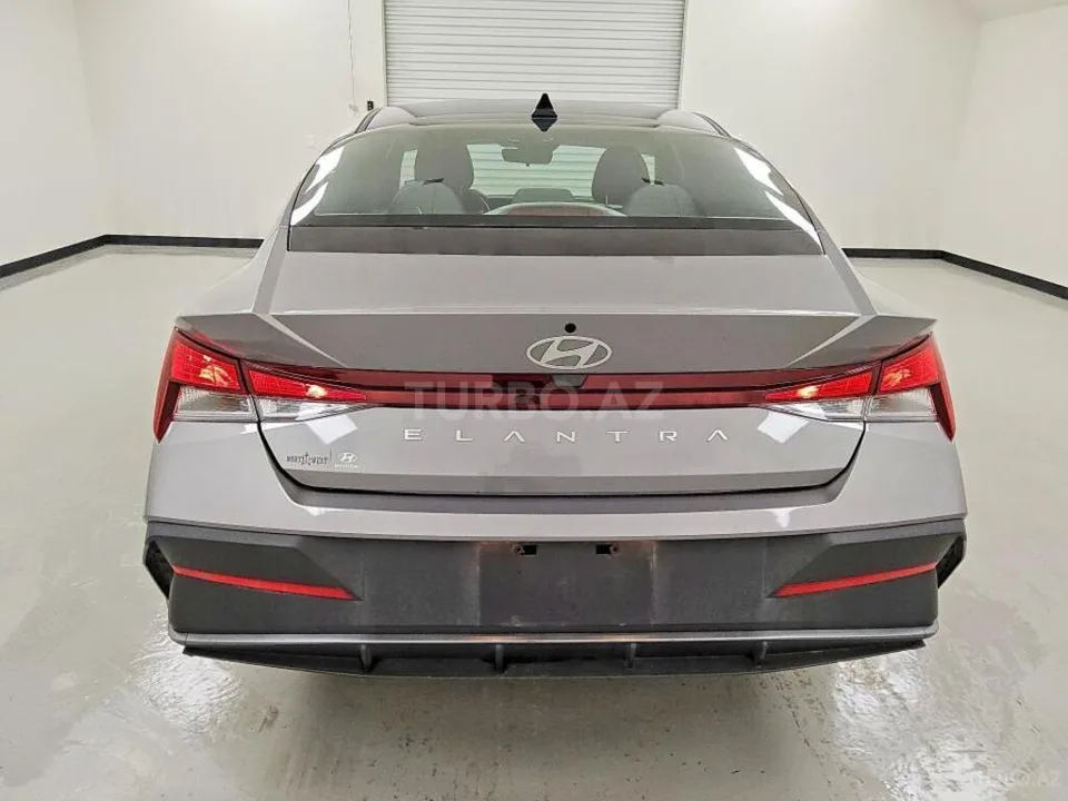 Hyundai Elantra — фото 2/4