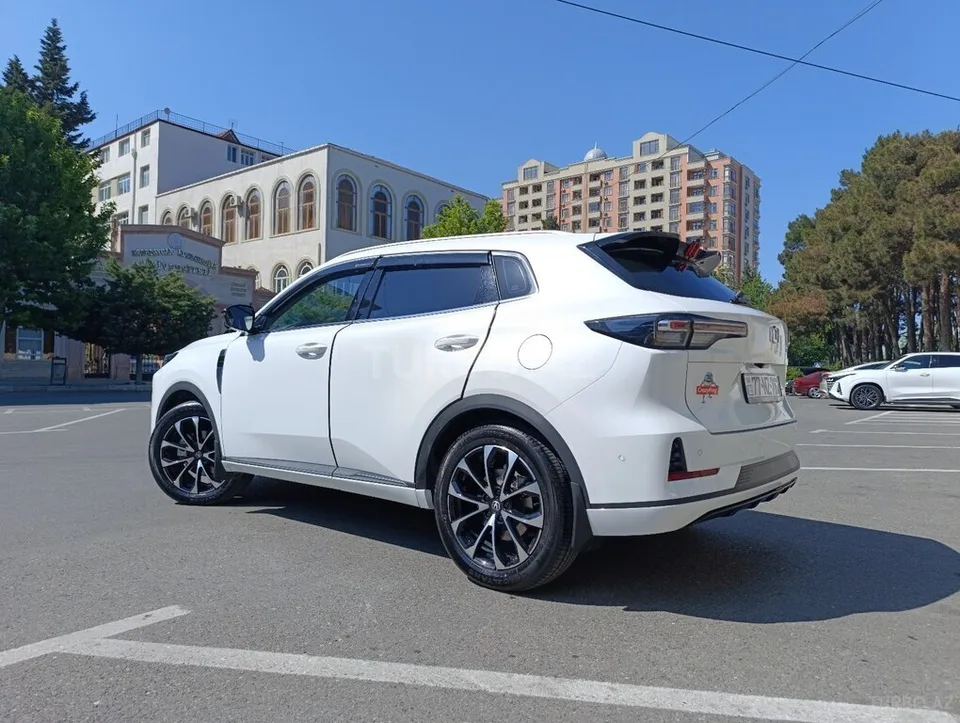 Changan Qiyuan Q05 — foto 3/4