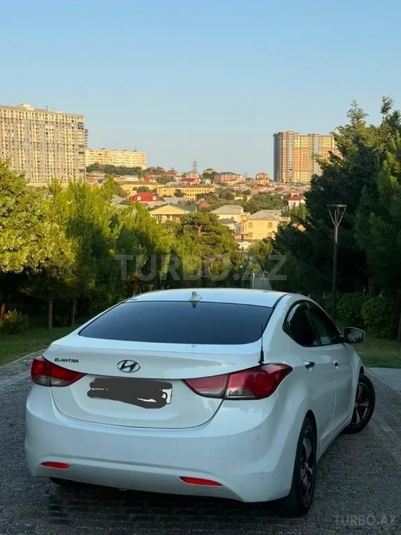 Hyundai Elantra — фото 2/4