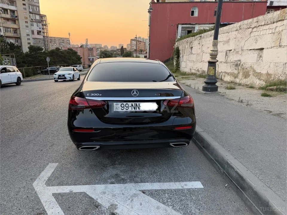 Mercedes E 300 e — foto 4/4
