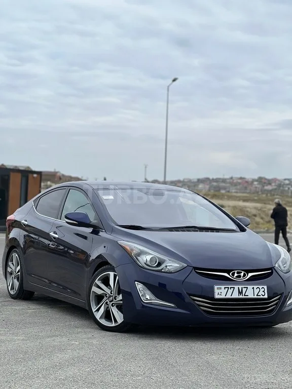 Hyundai Elantra — foto 1/4