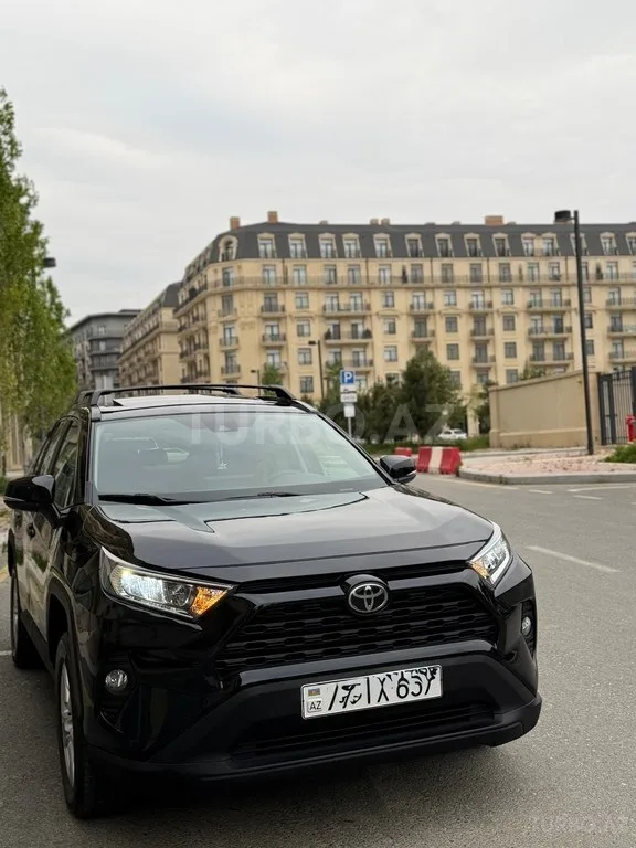 Toyota RAV4 — foto 1/4