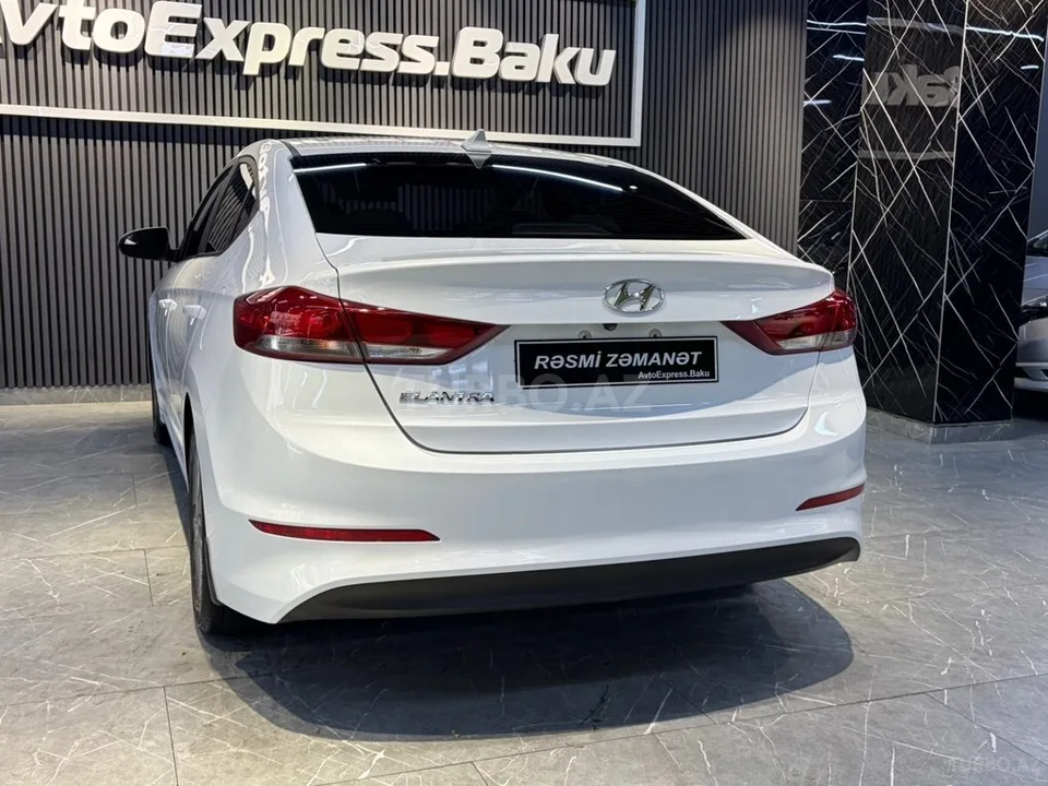 Hyundai Elantra — фото 4/4