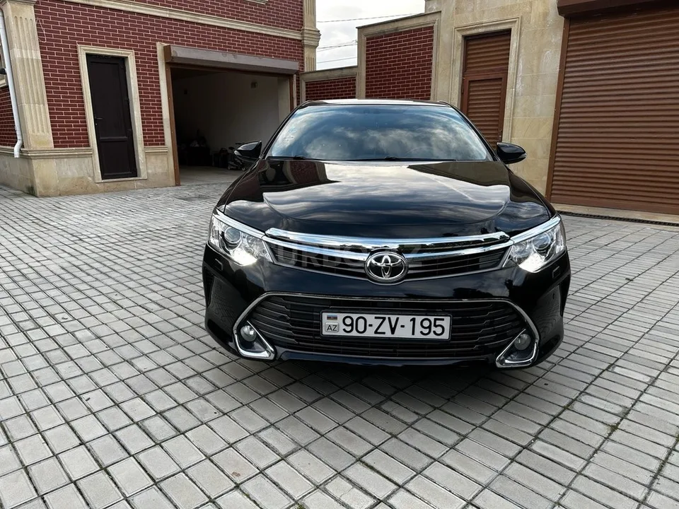 Toyota Camry — фото 1/4