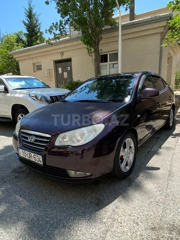 Hyundai Elantra — фото 1/4