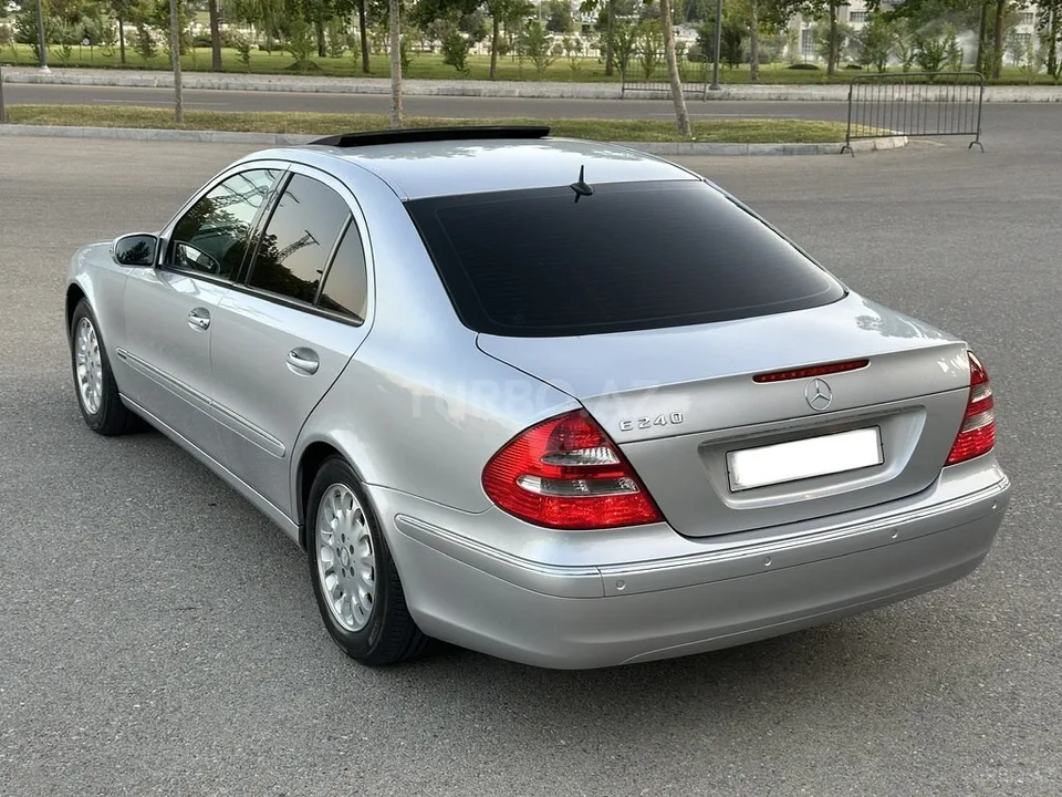 Mercedes E 240 — foto 3/4