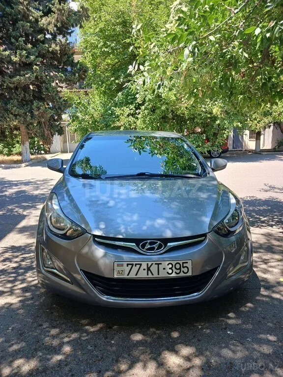 Hyundai Elantra — foto 1/4