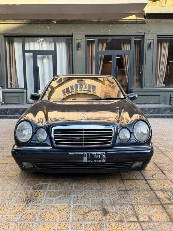 Mercedes E 240 — foto 1/4