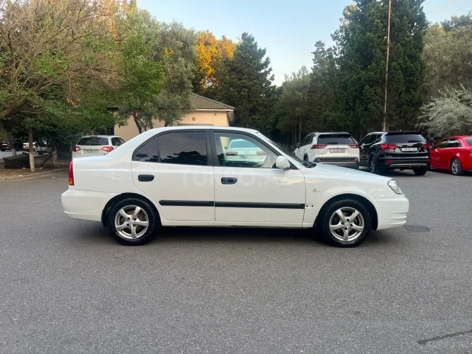 Hyundai Accent — foto 3/4
