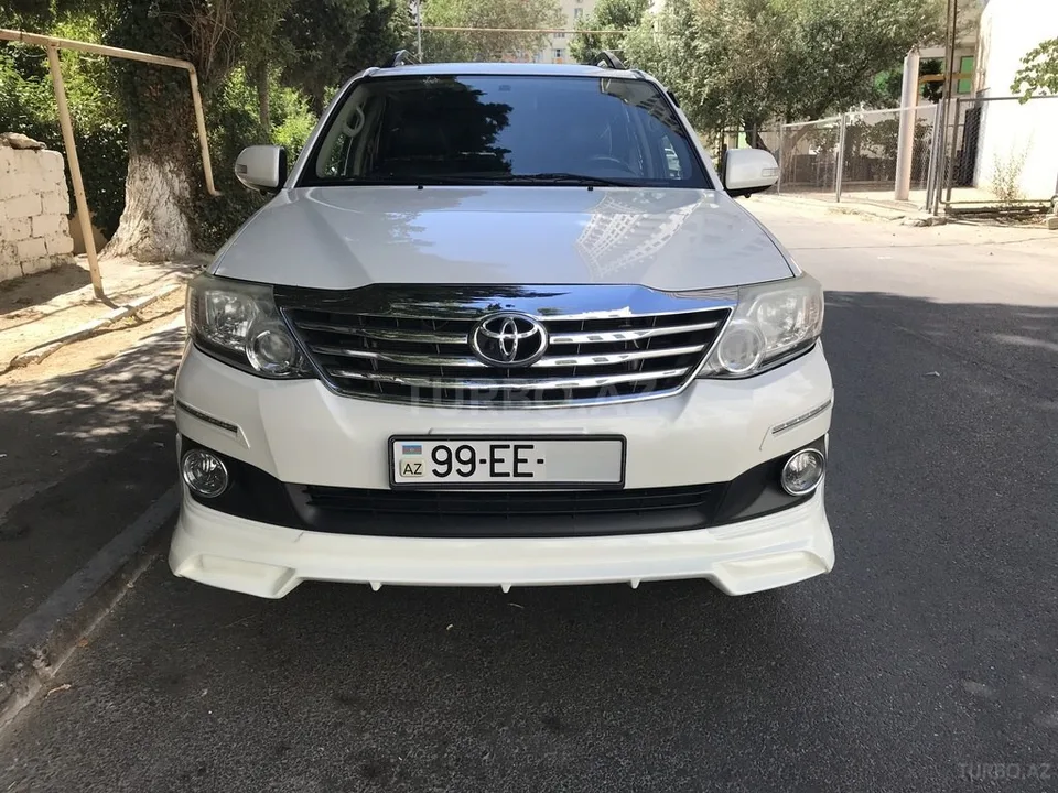 Toyota Fortuner — foto 1/4