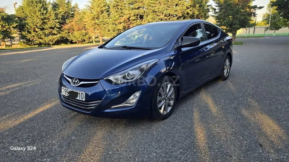 Hyundai Elantra — foto 1/4