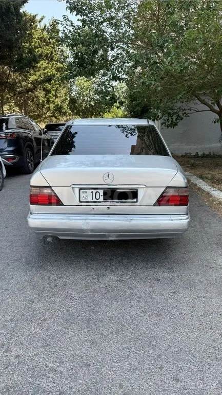 Mercedes 200 E — foto 2/4