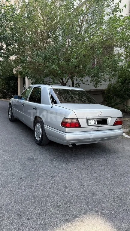 Mercedes 200 E — foto 3/4