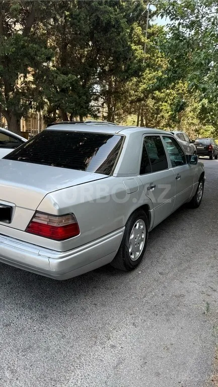 Mercedes 200 E — foto 4/4