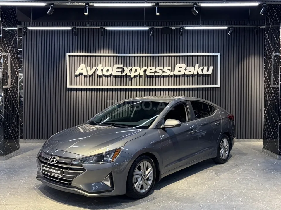 Hyundai Elantra — foto 1/4