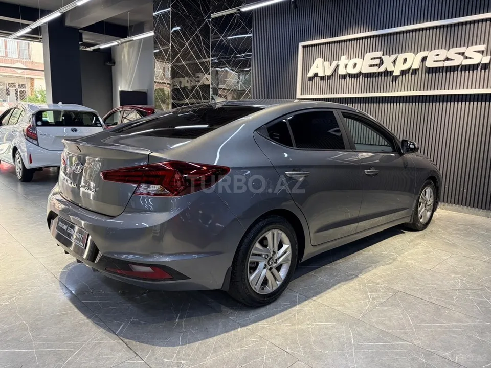 Hyundai Elantra — foto 2/4