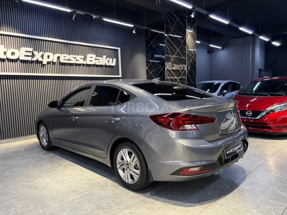 Hyundai Elantra — foto 3/4