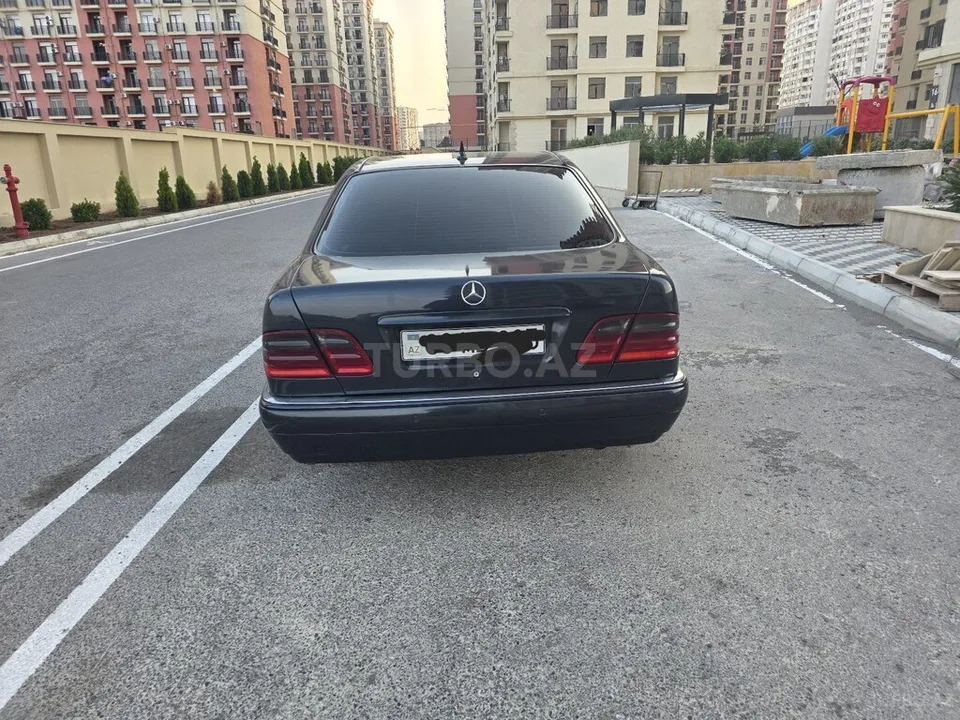 Mercedes E 280 — foto 4/4